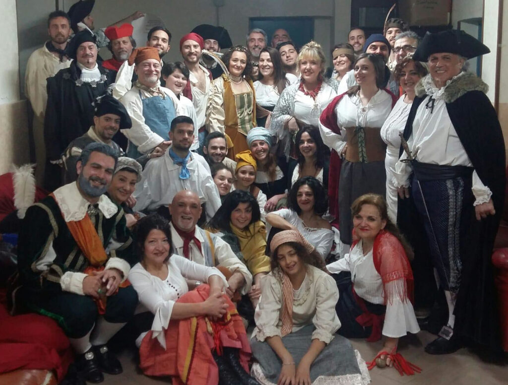 Foto di gruppo dei componenti della Compagnia di Antonino con i costumi di scena usati nella commedia Masaniello di Elvio Porta e Armando Pugliese